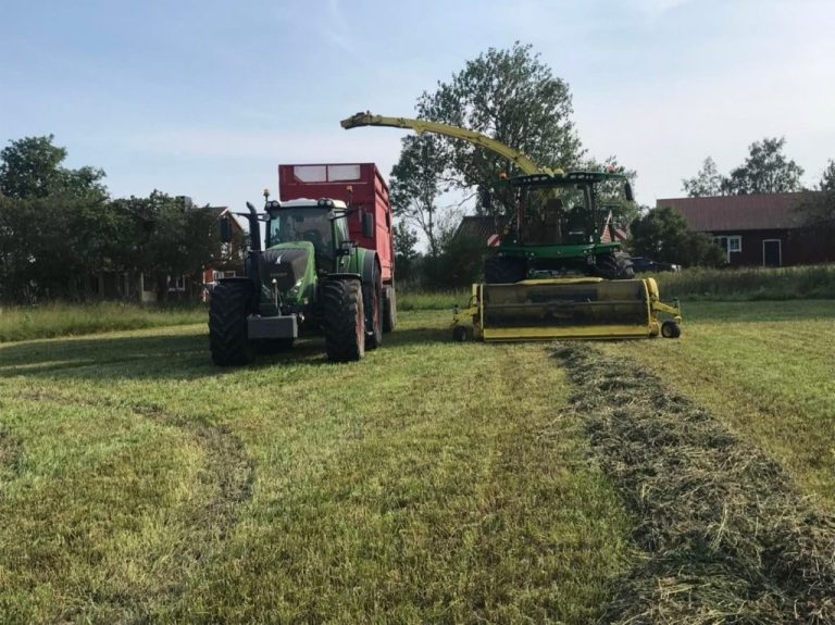 Traktor i arbete