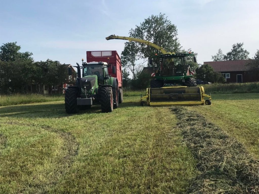 Traktor i arbete